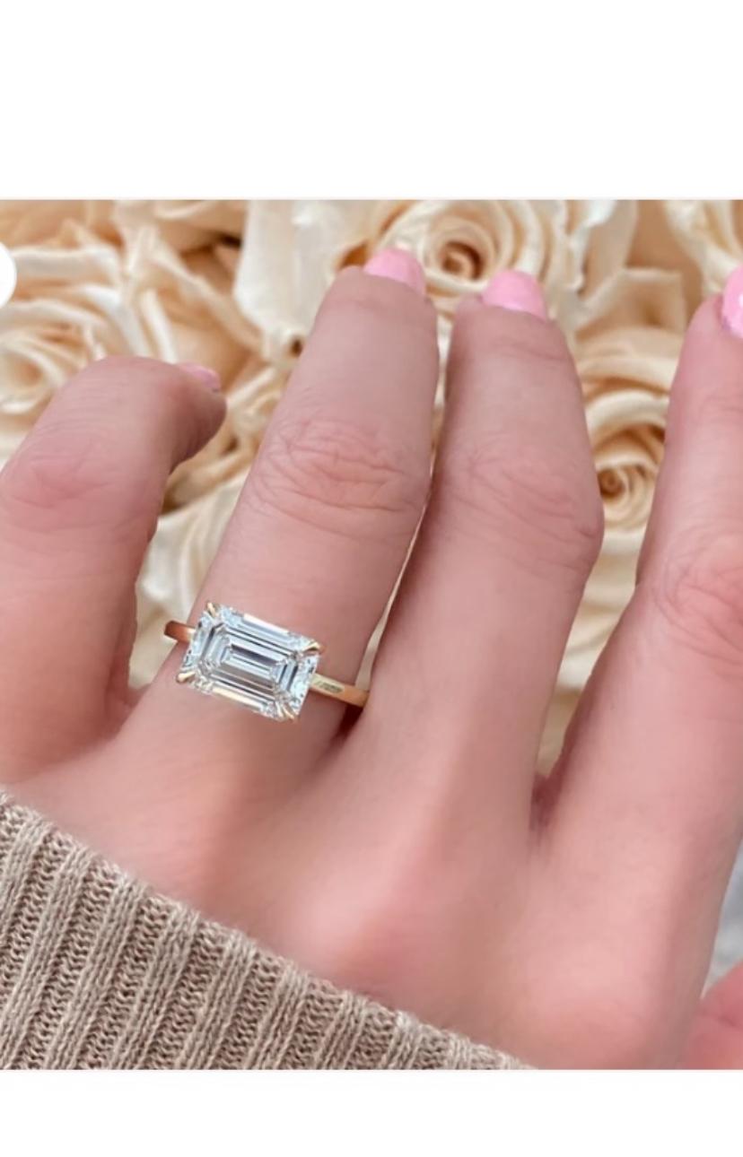 Women's or Men's GIA Certified 1.00 Carat Emerald Shape Diamond 18K Gold Solitaire Ring For Sale