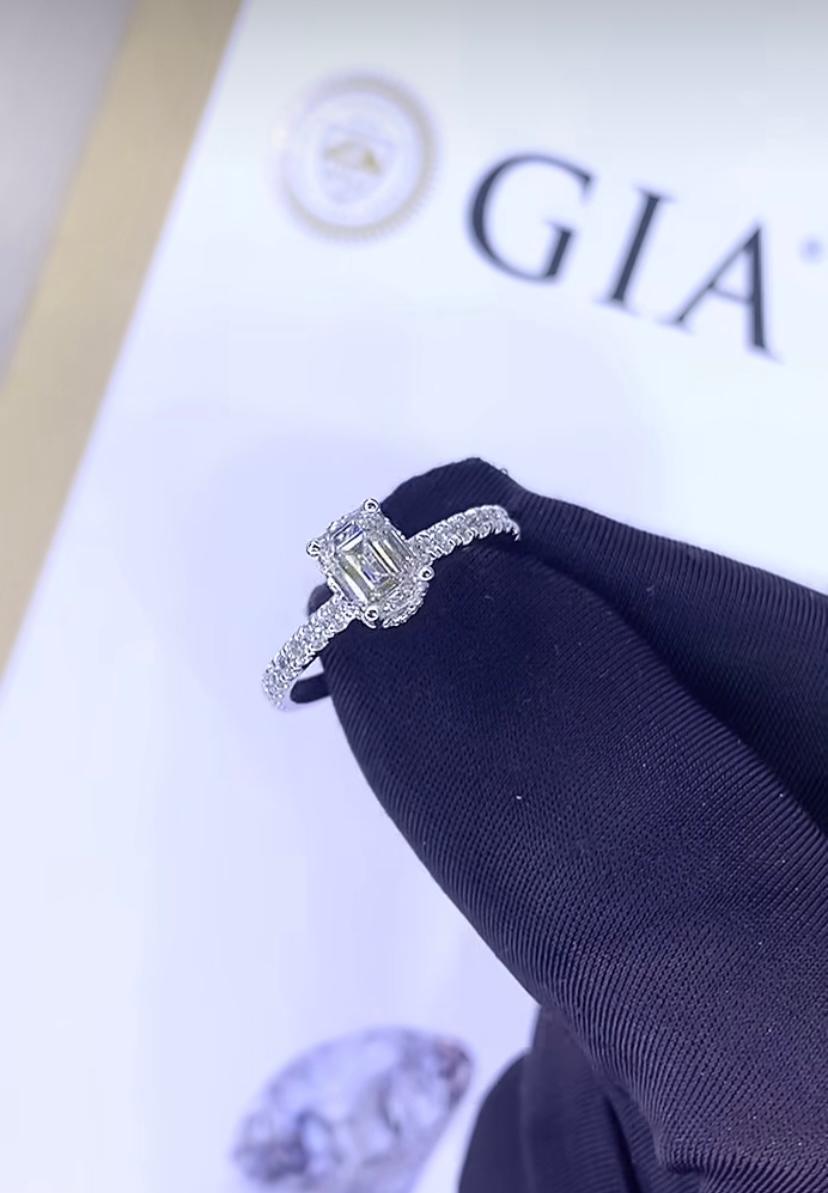 GIA-zertifizierter Solitär-Ring, 1,00 Karat Smaragdform, Diamant 18K Gold, Solitär im Angebot 1