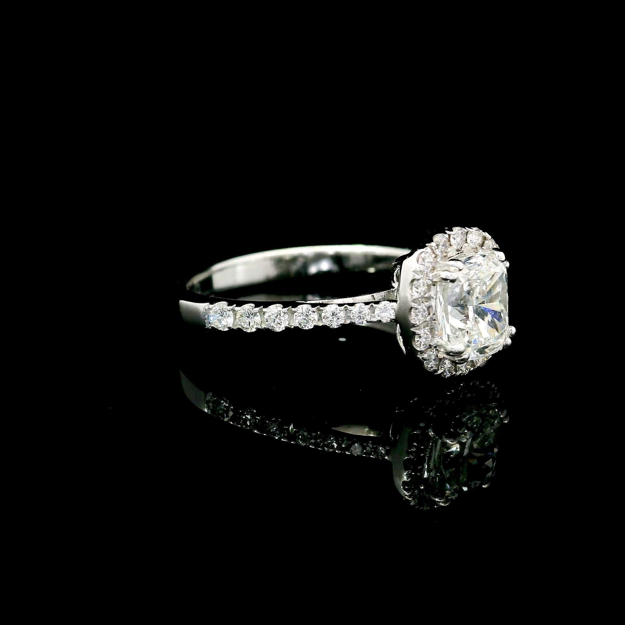 Taglio cuscino Anello con diamante certificato GIA da 1,00 carati con colore F e purezza VS2 in vendita