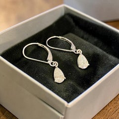 Boucles d'oreilles pendantes en or blanc 18 carats, ornées d'un diamant certifié GIA de 1,00 carat, de couleur F et de pureté VS1, taille poire