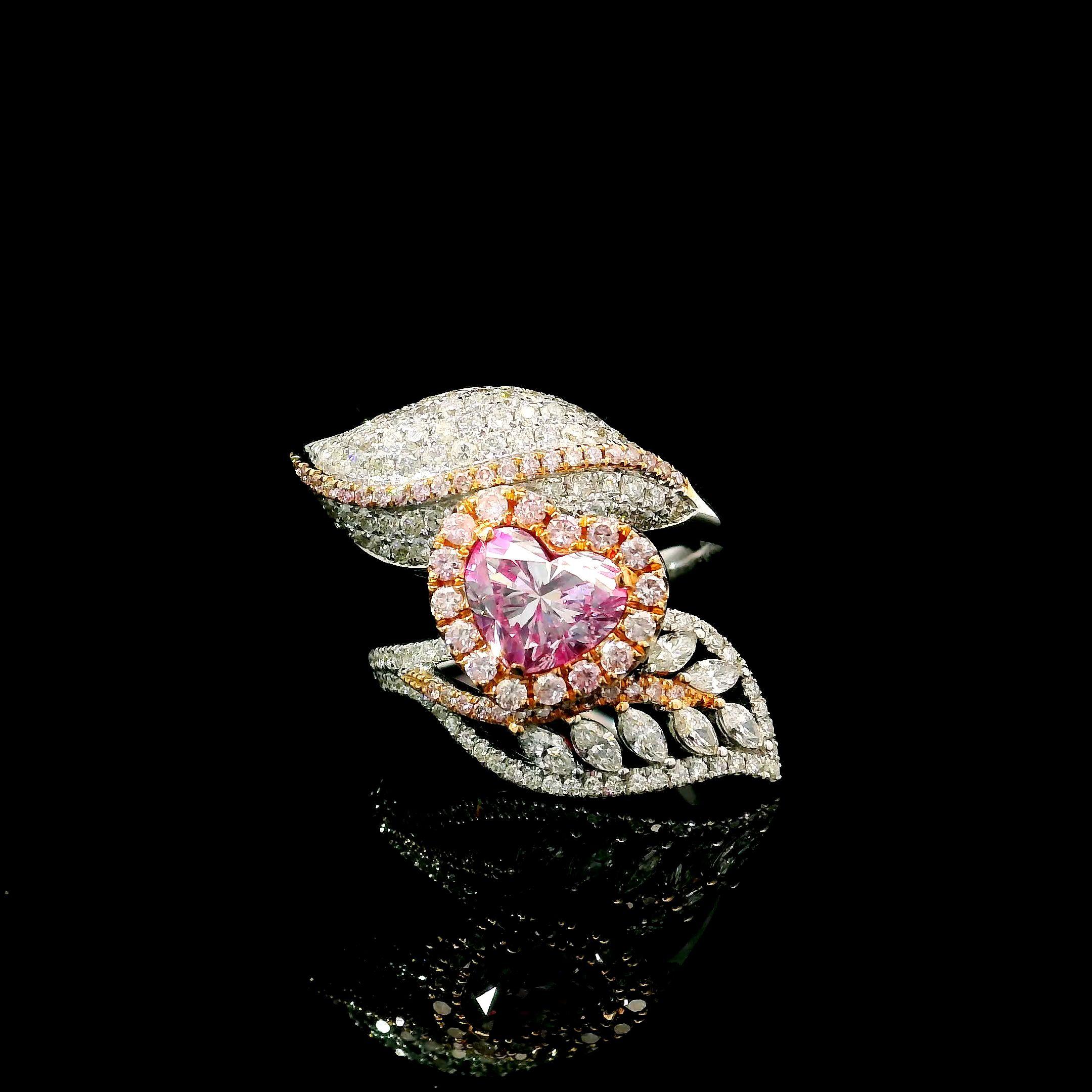 Bague en or blanc 18kt avec diamants
  
  Couleur de l'or et carat : Or blanc 18kt
  Poids : 4.94 grammes
  
  Ensemble avec...
  Type de pierre : Diamants
  Forme : Cœur 
  Carat : 1,00
  Couleur : Brun rosé léger
  Clarté : SI2 
  
  Pierres