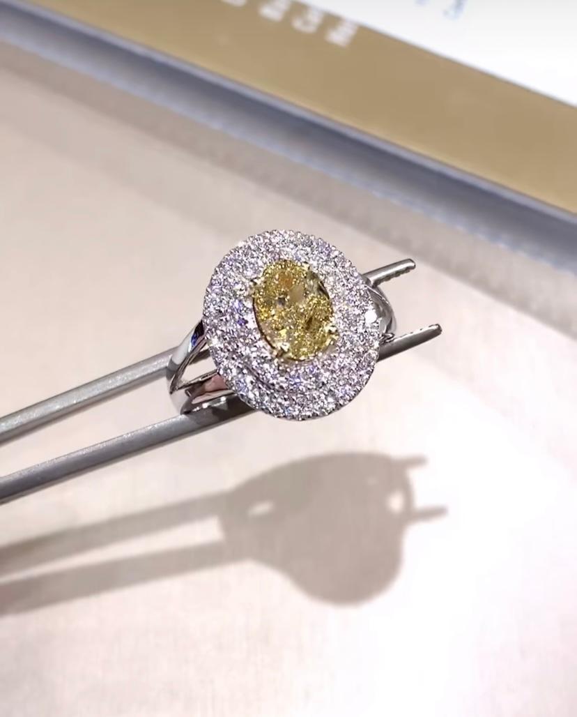 An exclusive solitaire ring, in contemporary design , so modern and glamour.
Elevate your look and add a touch of color on your outfit. Perfect for every day and for all occasion.
Stunning ring come in 18k gold with a GIA Certified Fancy Brownish
