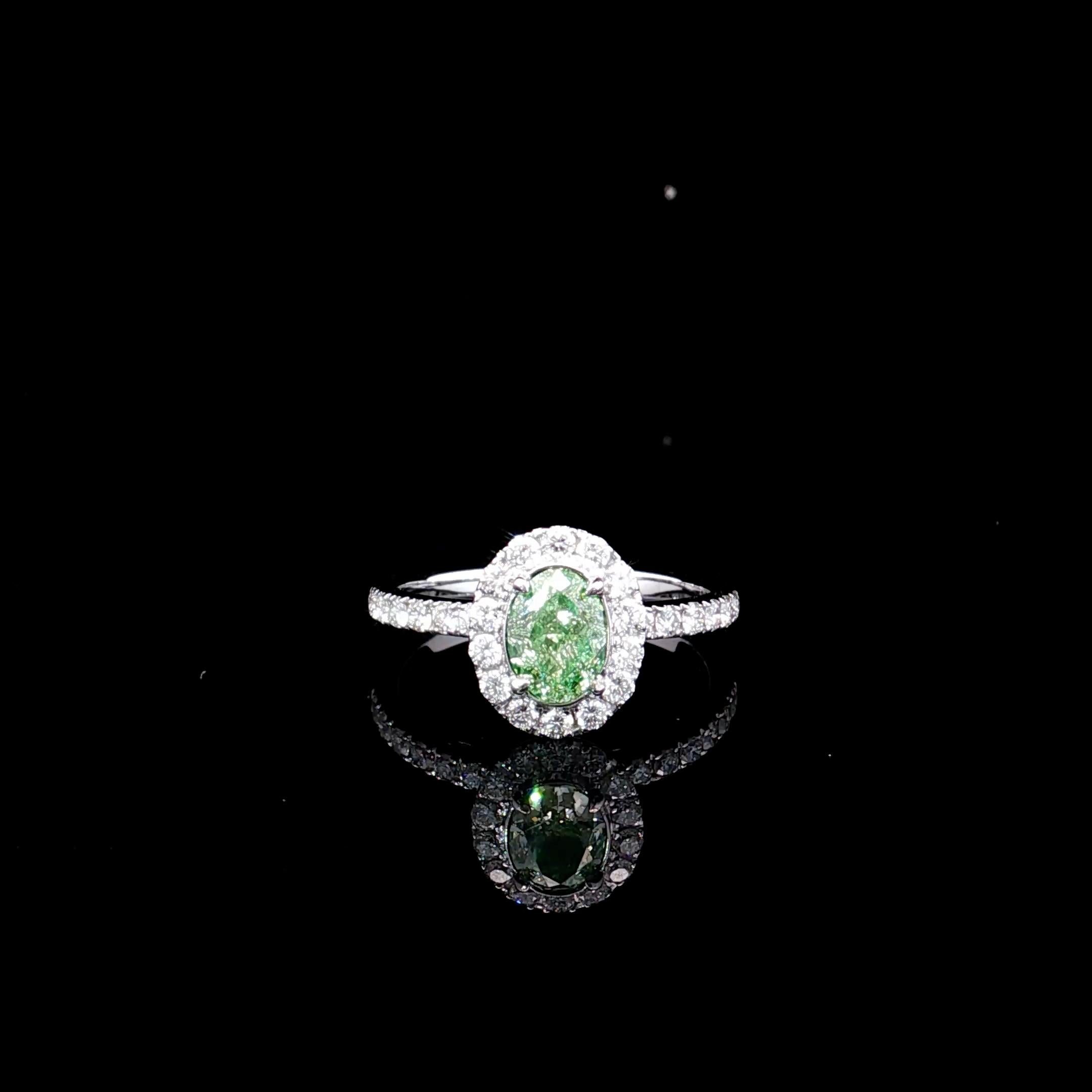 Anello in oro bianco 18 carati con diamanti
  
  Colore e caratura dell'oro: Oro bianco 18kt
  Peso: 3,437 grammi
  
  Imposta con...
  Tipo di pietra: Diamanti
  Forma: Ovale
  Carati: 1,00 ct
  Colore: Verde Fantasia
  Chiarezza: VS
  
  Pietre