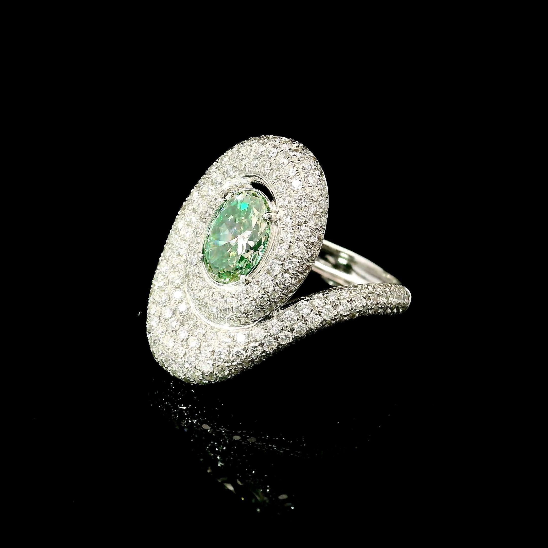 GIA Certified 1.00 Carat Fancy Intense Green VVS Clarity Diamond Ring In New Condition For Sale In บางรัก, TH
