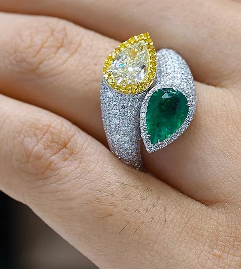 GIA Certified 1.00 Carat Fancy Yellow Diamond  1.50 Ct Zambian Emerald Gold Ring Neuf - En vente à Massafra, IT