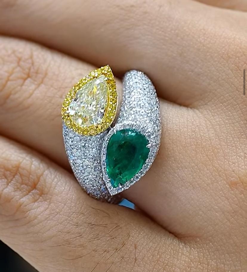 GIA Certified 1.00 Carat Fancy Yellow Diamond  1.50 Ct Zambian Emerald Gold Ring Pour femmes en vente