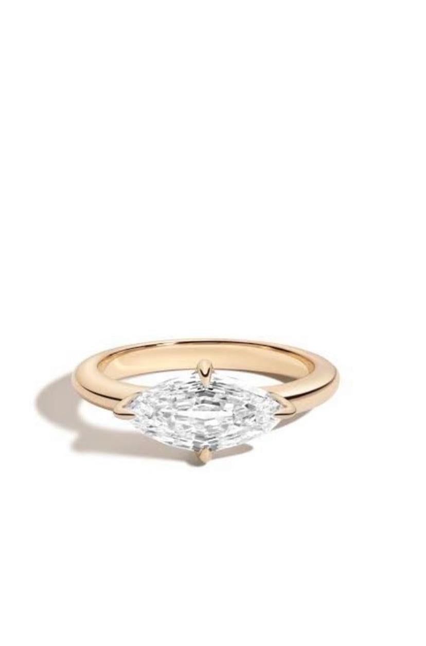 Une bague solitaire en diamant exquise dans un design essentiel, si élégant et raffiné.
Rehaussez votre beauté intemporelle et ajoutez une touche de charme et de lumière à votre look.
Magnifique bague en or 18 carats sertie d'un diamant naturel