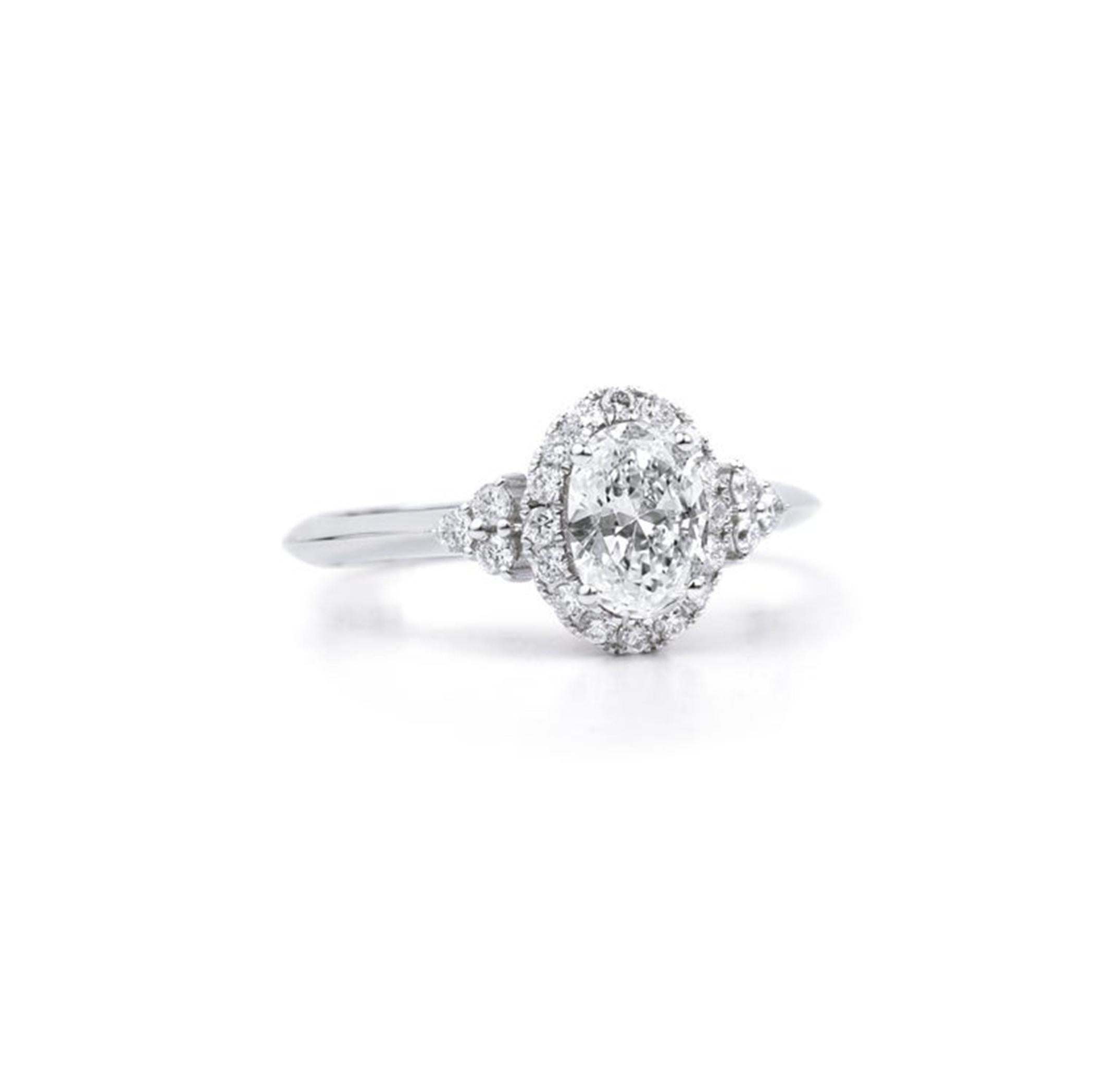 Anello di fidanzamento aureolato con diamante taglio ovale certificato GIA da 1,00 carati in oro bianco 18 carati in vendita 4