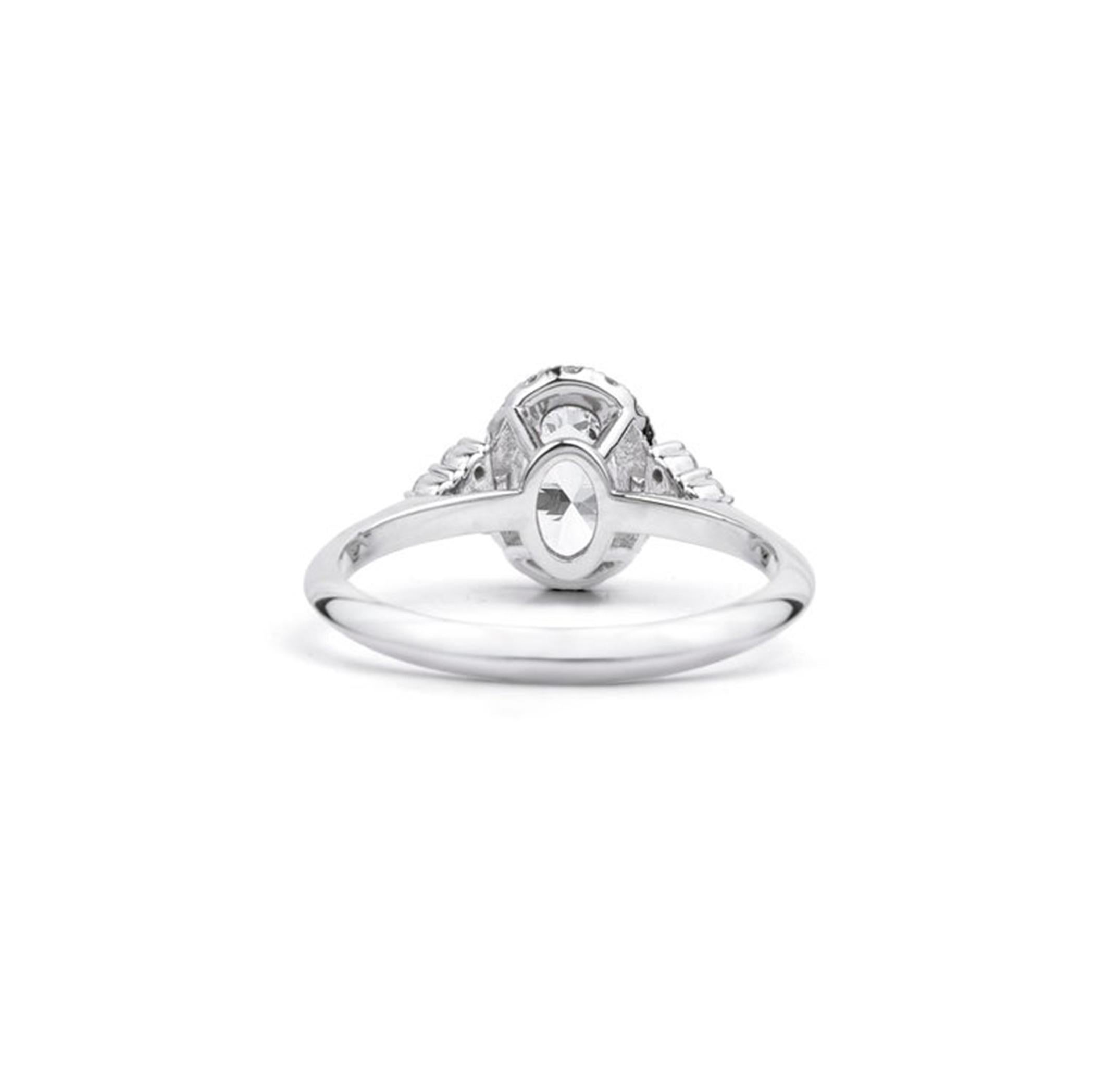 Anello di fidanzamento aureolato con diamante taglio ovale certificato GIA da 1,00 carati in oro bianco 18 carati in vendita 1