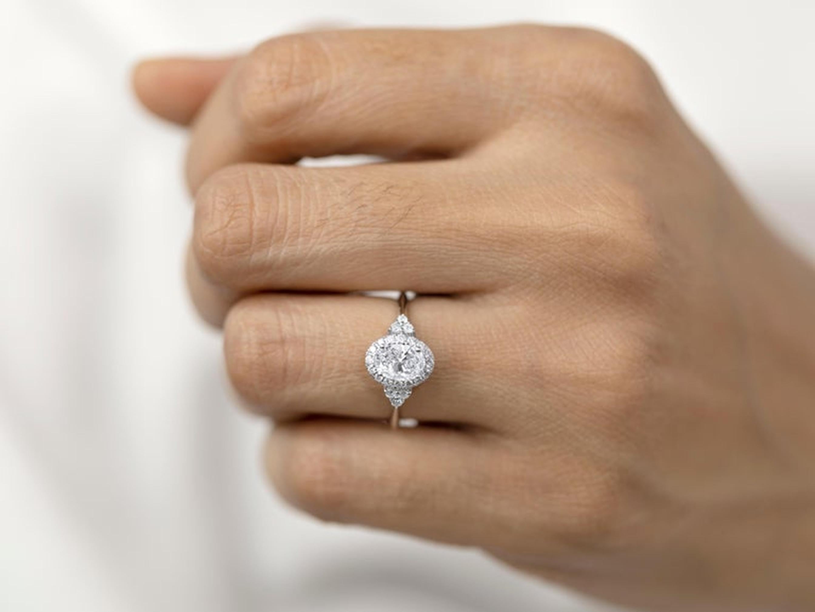 Anello di fidanzamento aureolato con diamante taglio ovale certificato GIA da 1,00 carati in oro bianco 18 carati in vendita 2