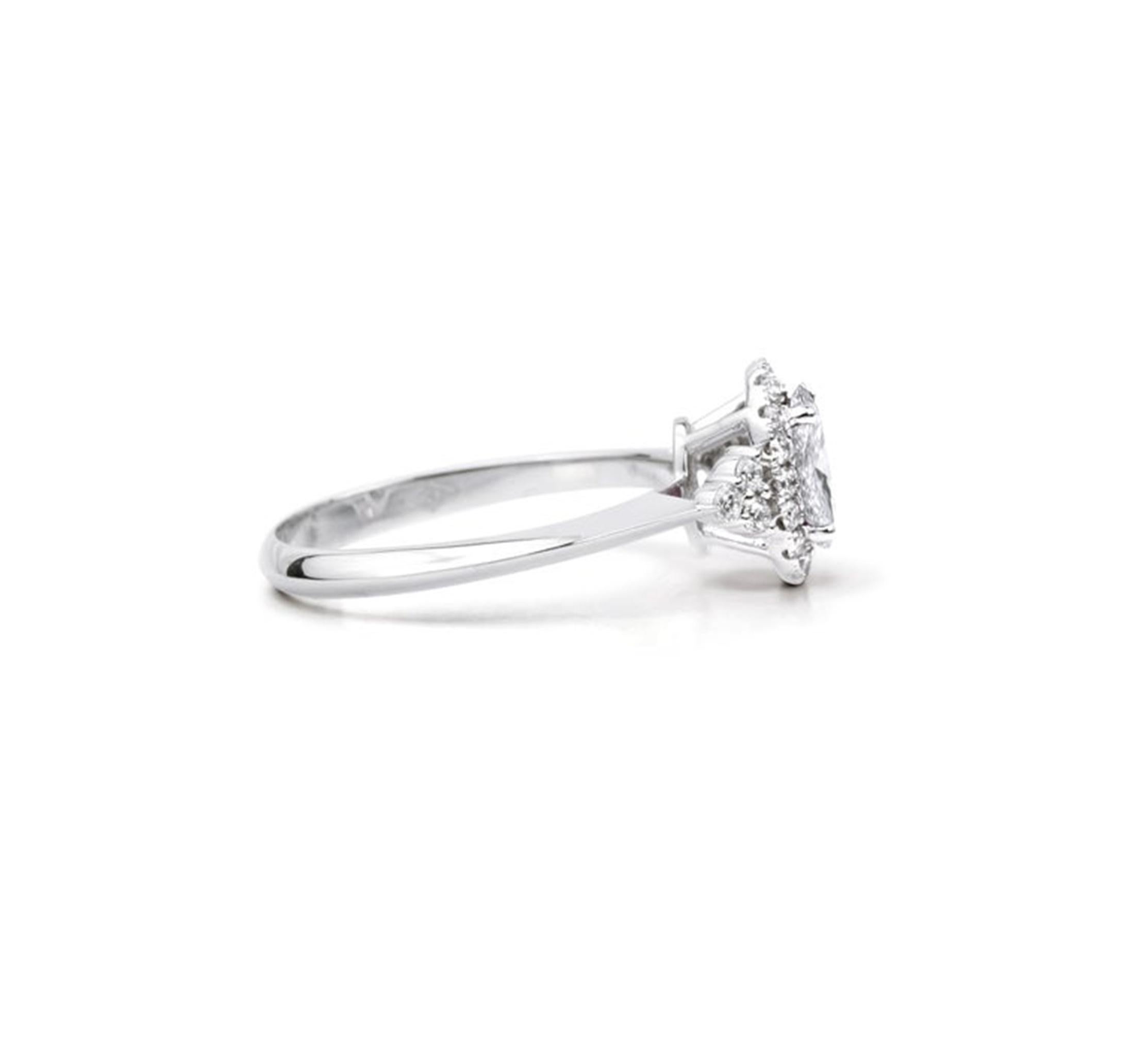 Anello di fidanzamento aureolato con diamante taglio ovale certificato GIA da 1,00 carati in oro bianco 18 carati in vendita 3