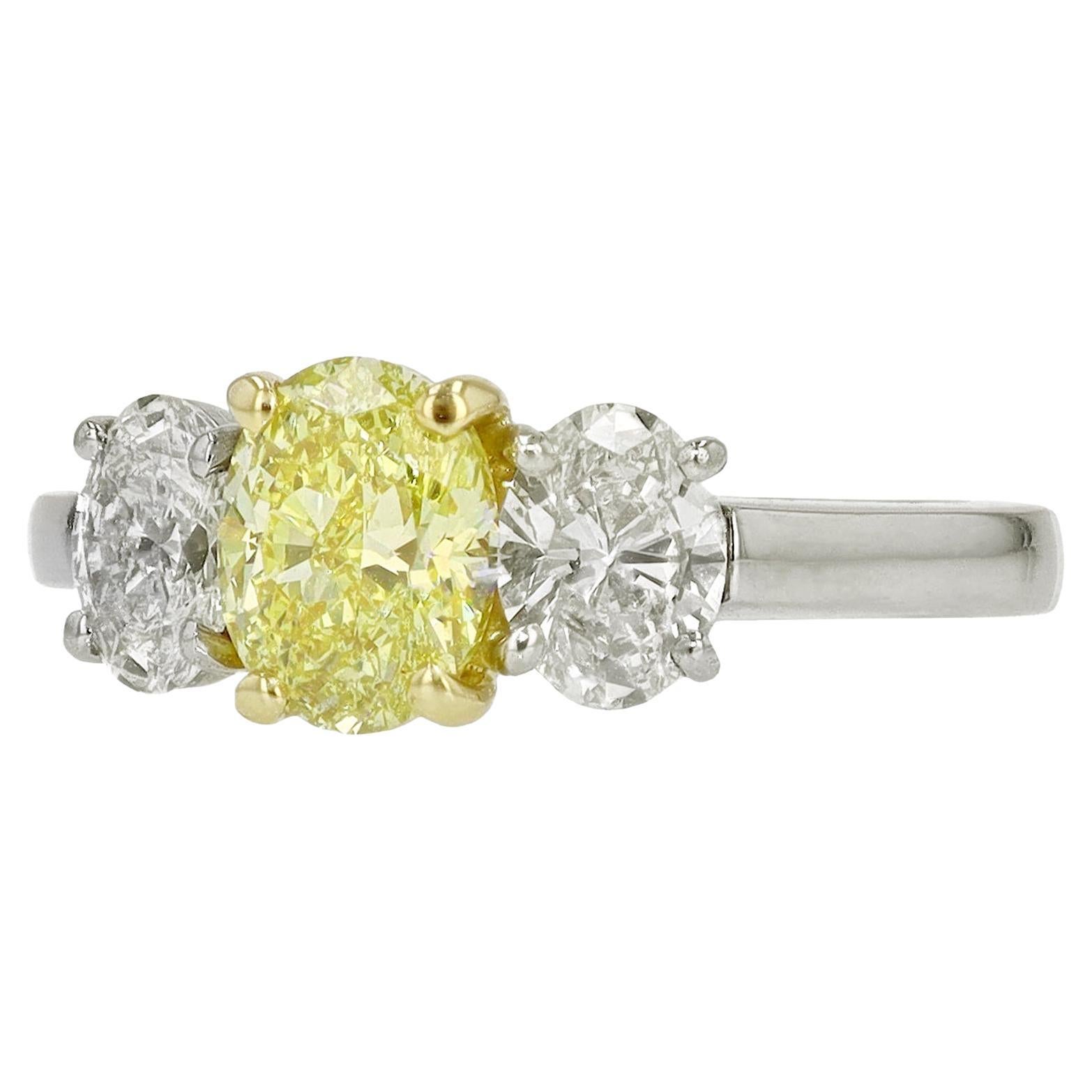 Anillo de compromiso de diamante amarillo intenso ovalado de 1,00 quilates certificado por GIA