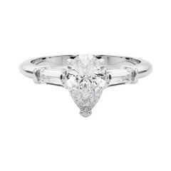 Anillo de diamantes de tres piedras pera y baguette de 1,00 quilate certificado por GIA
