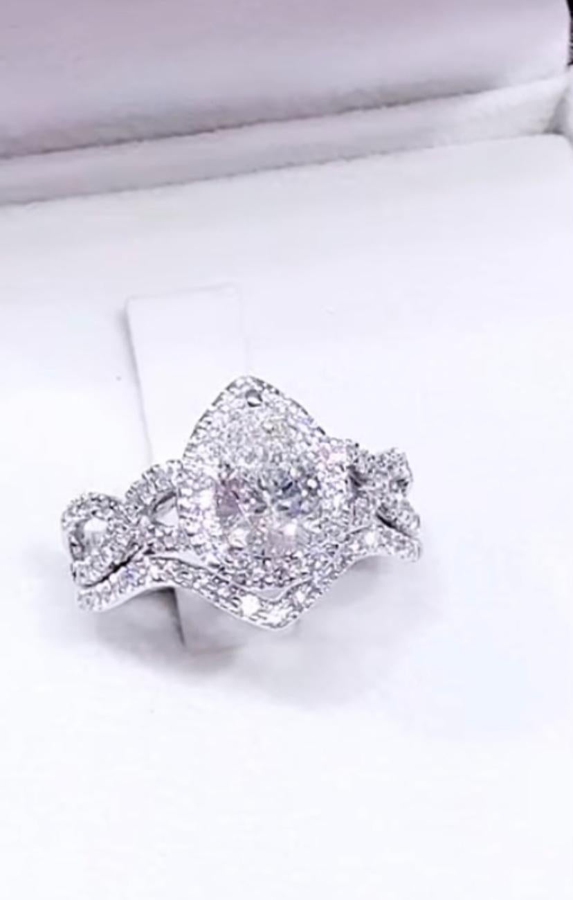 Une bague solitaire exclusive en diamant au design complexe et particulier, d'un style élégant et raffiné.
Rehaussez votre beauté intemporelle et ajoutez une touche de sophistication à votre look.
Magnifique bague en or 18 carats avec un diamant