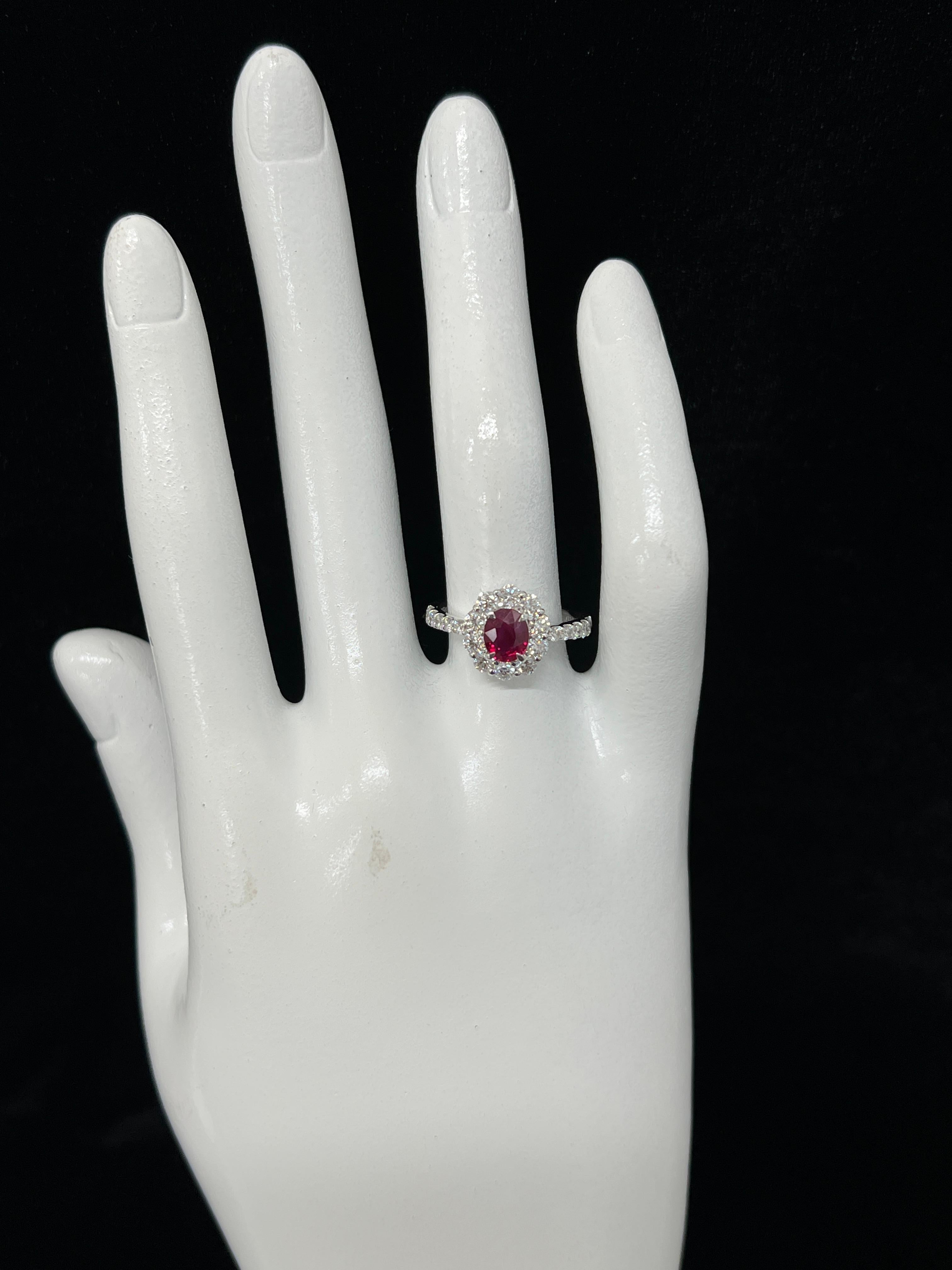 GIA Certified 1.00 Carat, Pigeon Blood Red, Burmese Ruby Ring Made in Platinum In New Condition For Sale In Tokyo, JP