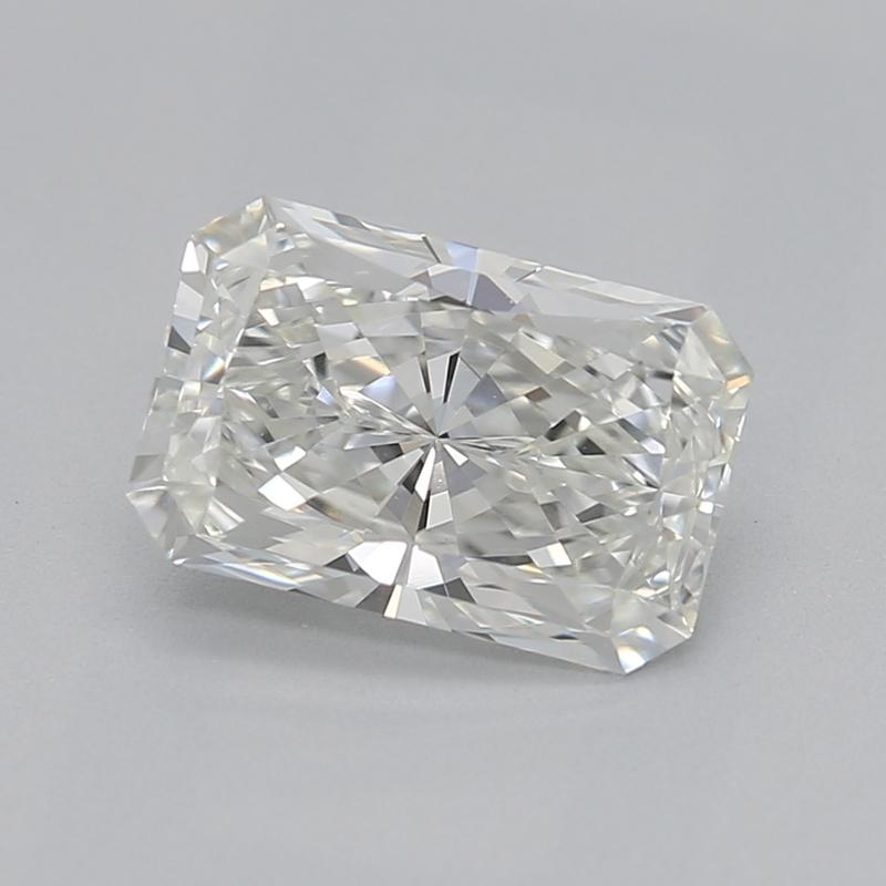 Fabriquée à la main à New York, cette exquise bague en diamant est ornée d'une remarquable pierre centrale en diamant radiant I VS1 pesant 1,00, sertie dans une élégante monture à griffes qui rehausse son éclat naturel. Un saisissant halo caché de