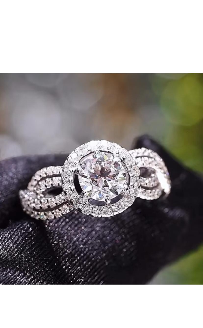 An exclusive Diamonds solitaire ring in an intricate design, so elegant and refined style .
Stunning ring come in 18k gold with a lustrous GIA Certified of 1,00 carats, in perfect round brillant shape, G color SI1 clarity, very sparkly, and