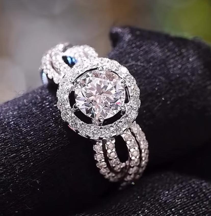 Round Cut GIA Certified 1.00 Carat Round Shape Diamond 18K Gold Ring For Sale