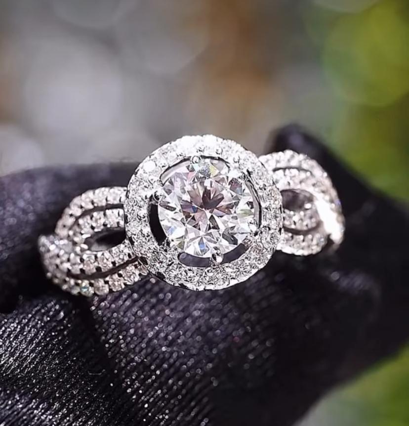 GIA Certified 1.00 Carat Round Shape Diamond 18K Gold Ring In New Condition For Sale In Massafra, IT
