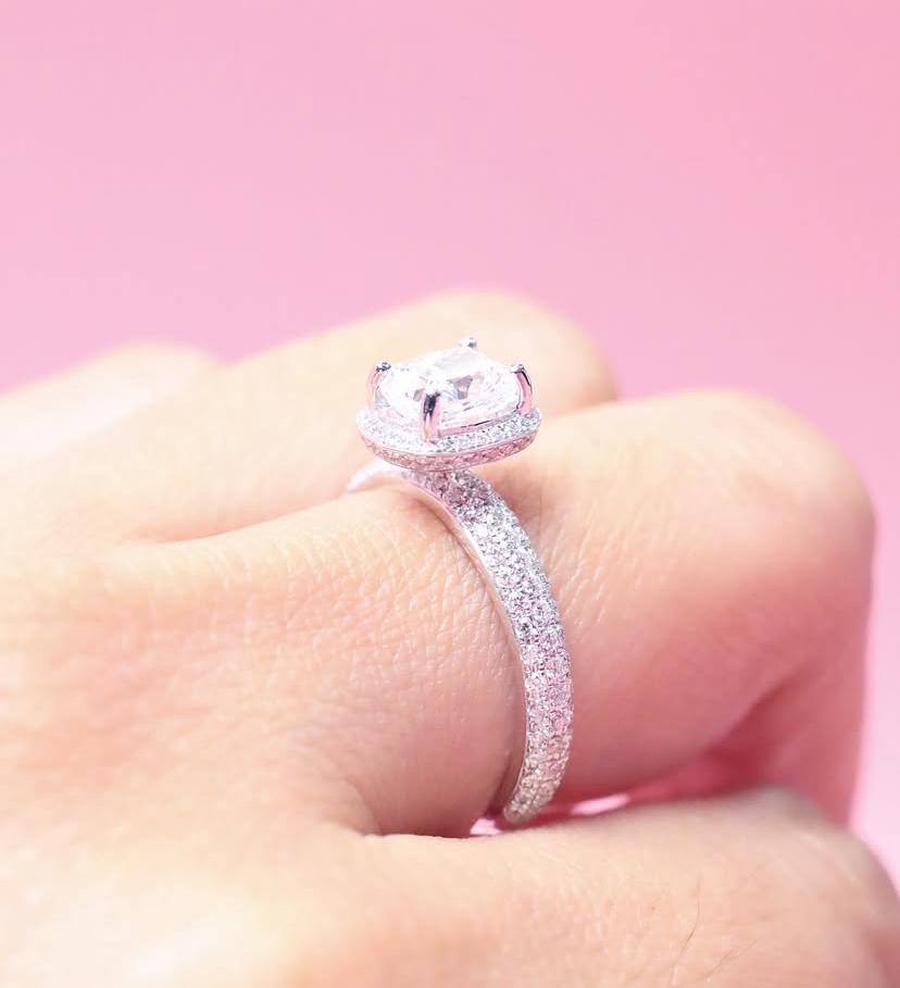 Une exquise bague solitaire en diamants au design moderne, d'un style élégant et raffiné.
Magnifique bague en or 18k avec un diamant brillant certifié GIA de 1,00 carats, de couleur D VS2, de forme parfaite, très étincelant, et des diamants ronds et