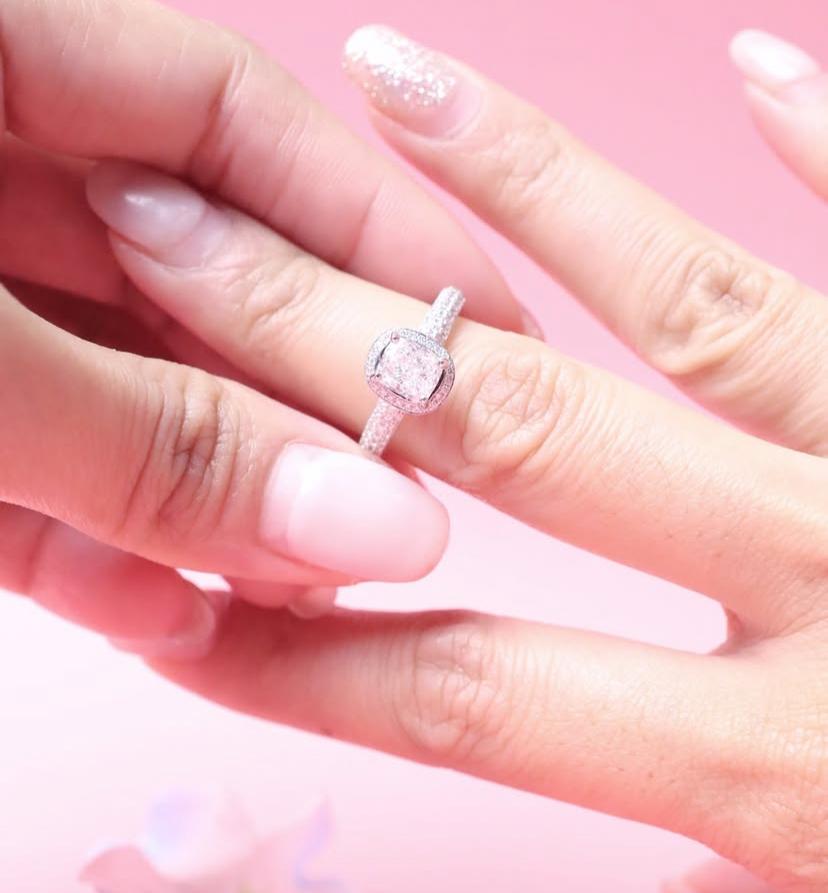 Taille coussin Bague en or 18 carats certifiée GIA 1,00 carats D couleur Diamant en forme de coussin en vente