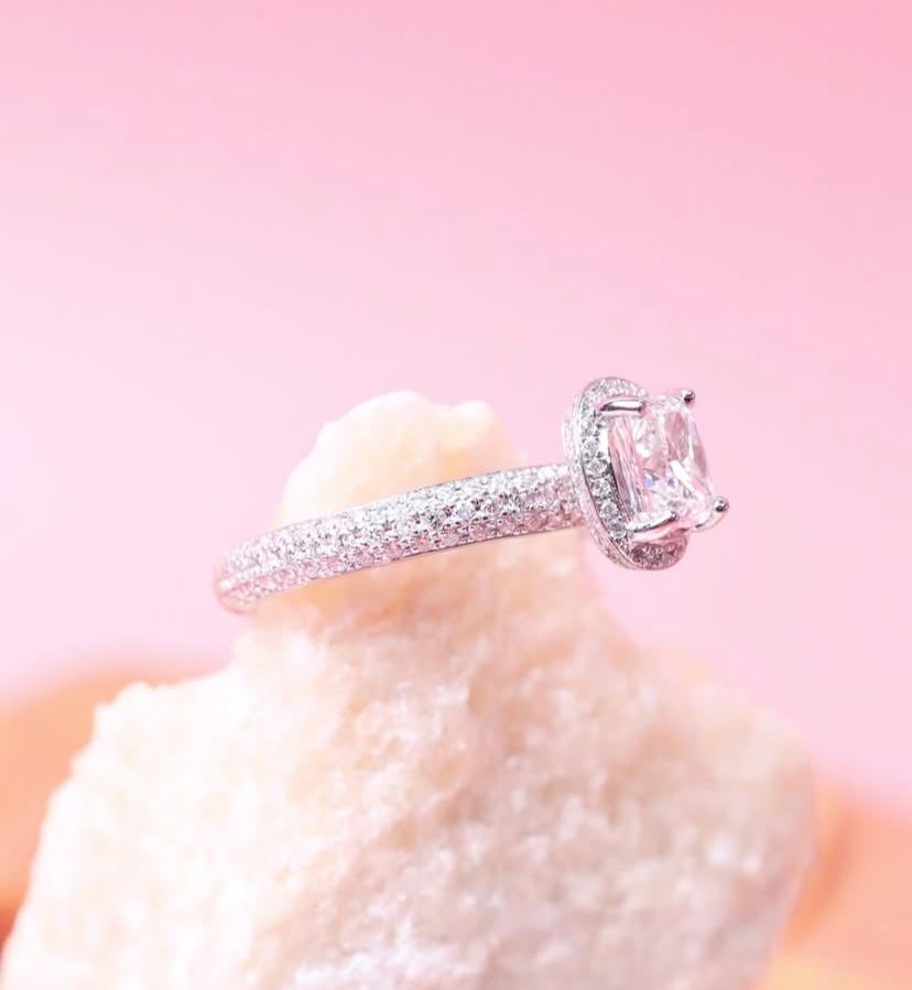 Bague en or 18 carats certifiée GIA 1,00 carats D couleur Diamant en forme de coussin Neuf - En vente à Massafra, IT