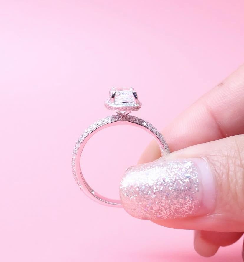 Bague en or 18 carats certifiée GIA 1,00 carats D couleur Diamant en forme de coussin Pour femmes en vente