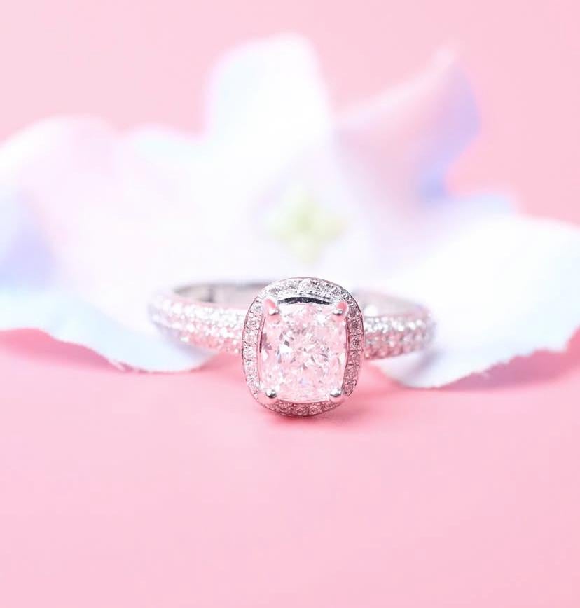 Bague en or 18 carats certifiée GIA 1,00 carats D couleur Diamant en forme de coussin en vente 1