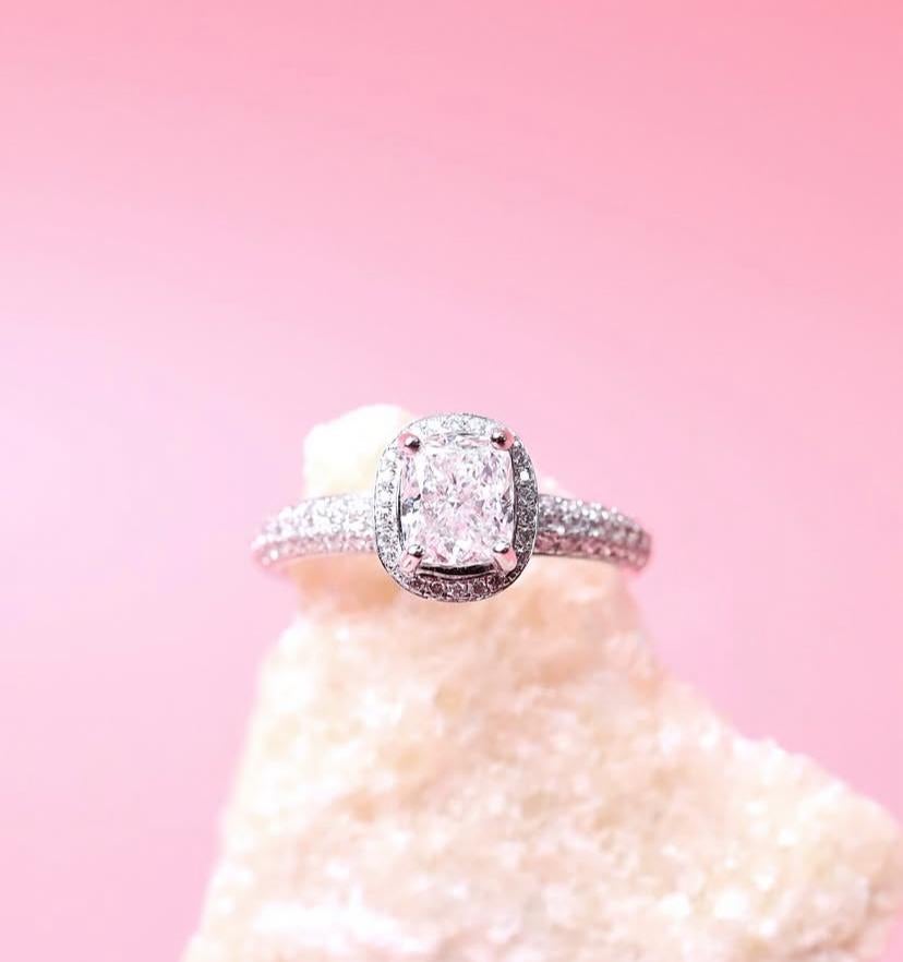 Bague en or 18 carats certifiée GIA 1,00 carats D couleur Diamant en forme de coussin en vente 2