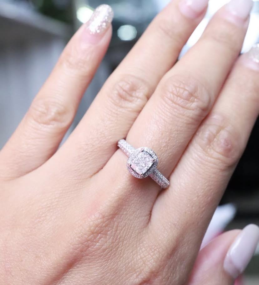 Bague en or 18 carats certifiée GIA 1,00 carats D couleur Diamant en forme de coussin en vente 3