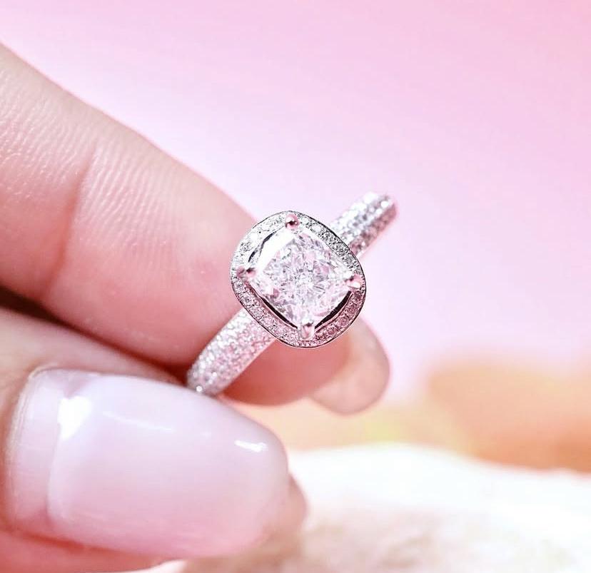Bague en or 18 carats certifiée GIA 1,00 carats D couleur Diamant en forme de coussin en vente 4