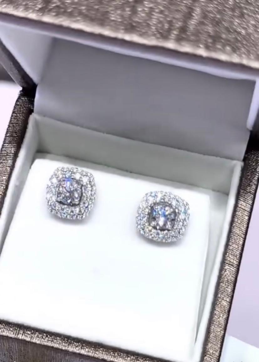 Unos exquisitos pendientes desmontables de diamantes, de diseño tan elegante y esencial.
Añade un toque de luz y refinamiento a tu look.
Impresionantes pendientes de oro de 18 quilates con un diamante natural certificado por el GIA de 0,50 quilates