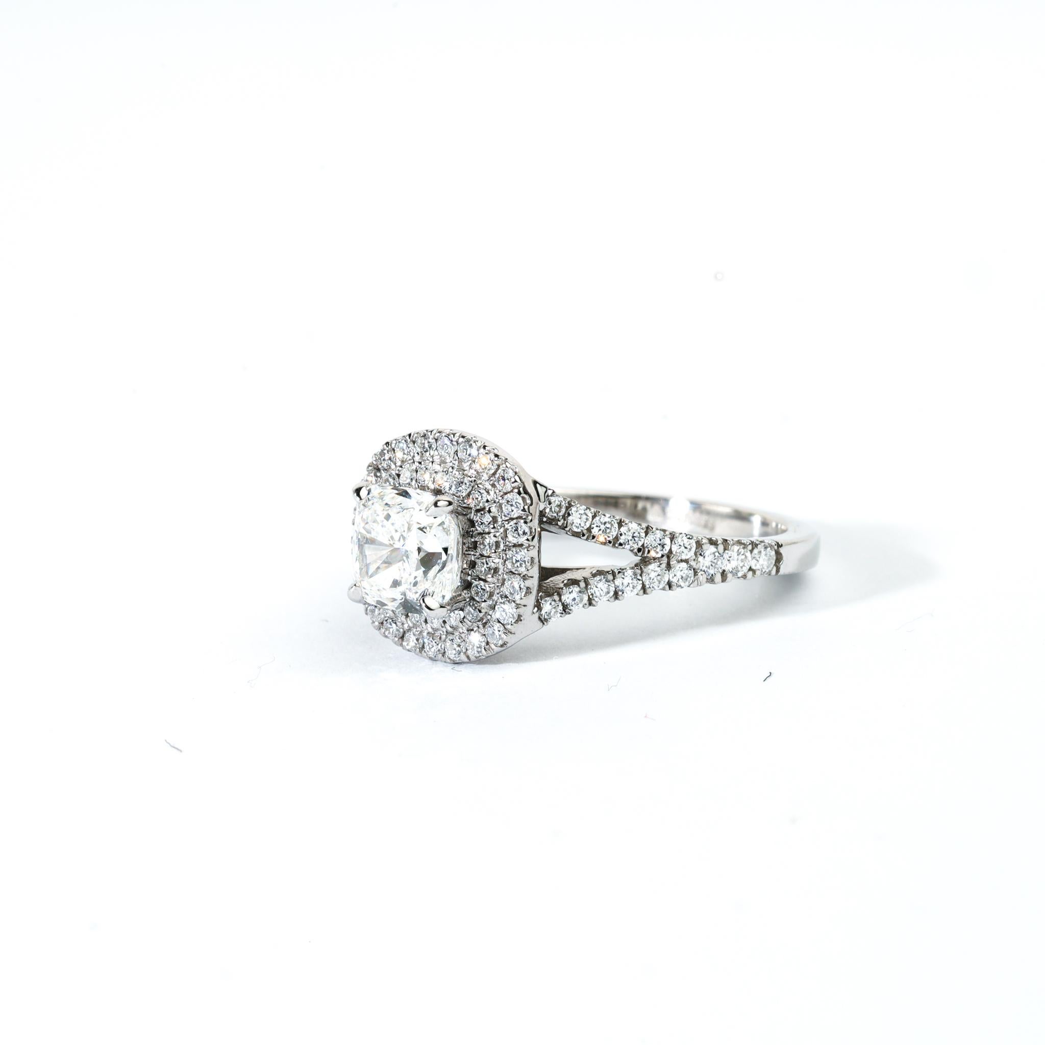 Informe GIA Certificado talla cojín E VVS Anillo doble halo de diamantes Oro blanco 18k en venta 2