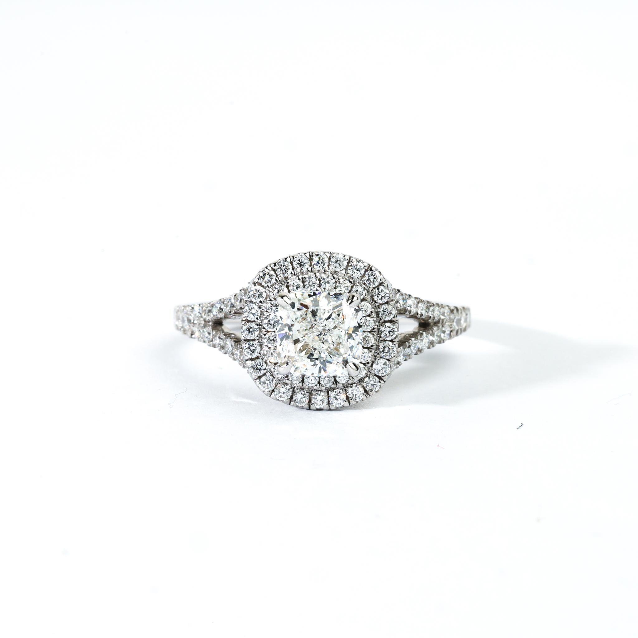 GIA-Bericht zertifizierter E VVS Diamantring mit doppeltem Halo im Kissenschliff in 950 Platin mit Kissenschliff

Das gleiche Design kann auch mit anderen Edelsteinen auf Anfrage hergestellt werden.

Einzelheiten zum Produkt:

- 950 Platin

-