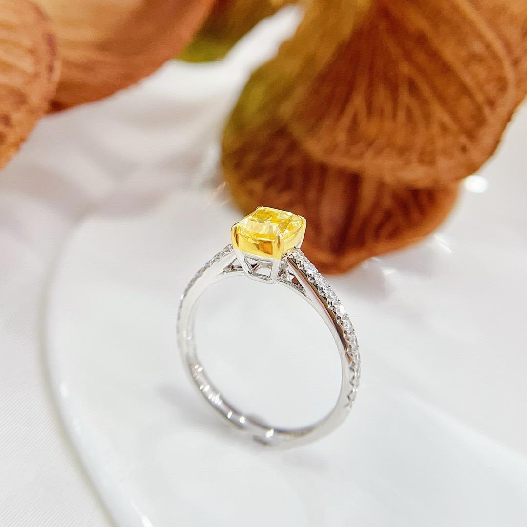 GIA Certified 1.00 CT Fancy Yellow Diamond 18K Gold Ring with Diamonds In New Condition For Sale In Kowloon, HK