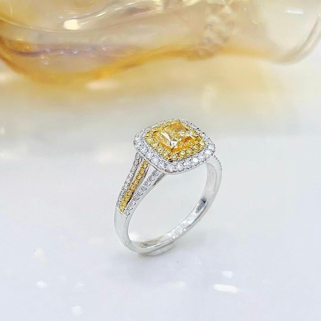GIA Certified 1.00 CT Light Diamond 18K Gold Engagement with Diamonds In New Condition For Sale In Kowloon, HK