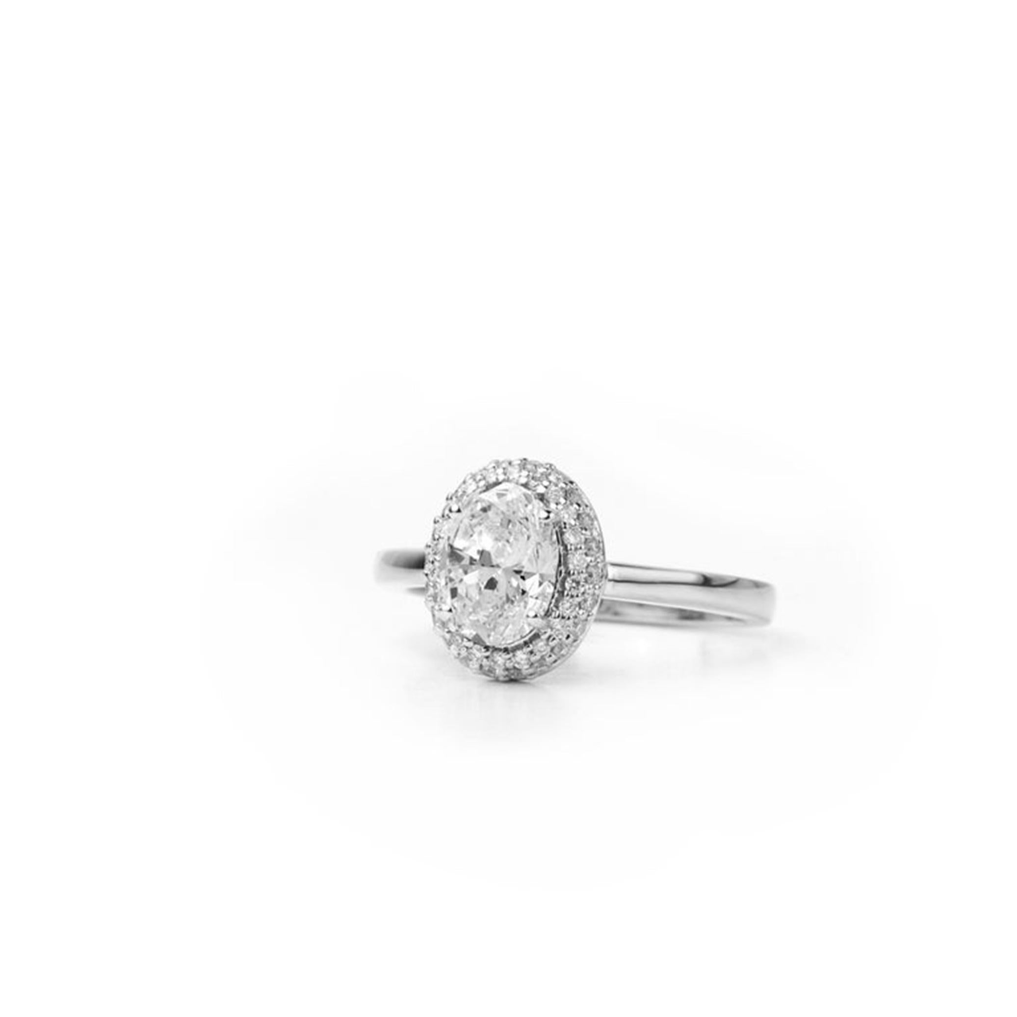 Informe GIA Certificado 1 Quilate E VS Diamante talla oval 18k Halo Anillo de compromiso en venta 3