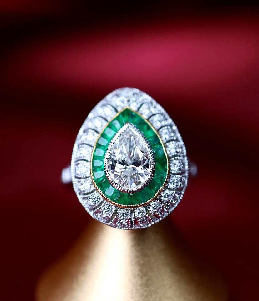 GIA Certificado 1.00 Ct Diamante Forma de Pera Esmeraldas Diamantes Anillo de Oro de 18K en venta 6