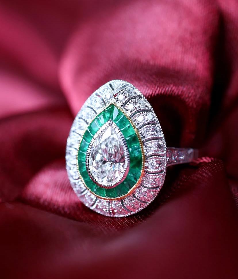 GIA Certificado 1.00 Ct Diamante Forma de Pera Esmeraldas Diamantes Anillo de Oro de 18K en venta 8