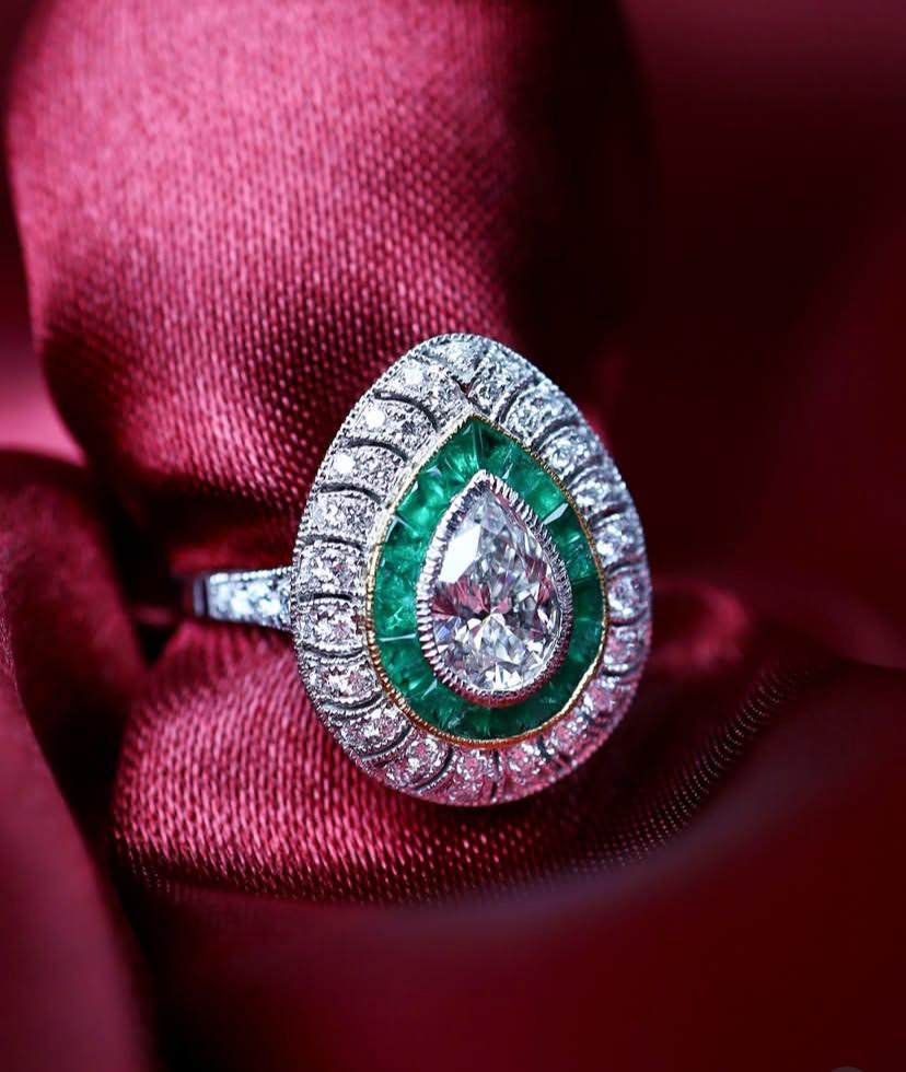 GIA Certificado 1.00 Ct Diamante Forma de Pera Esmeraldas Diamantes Anillo de Oro de 18K en venta 9