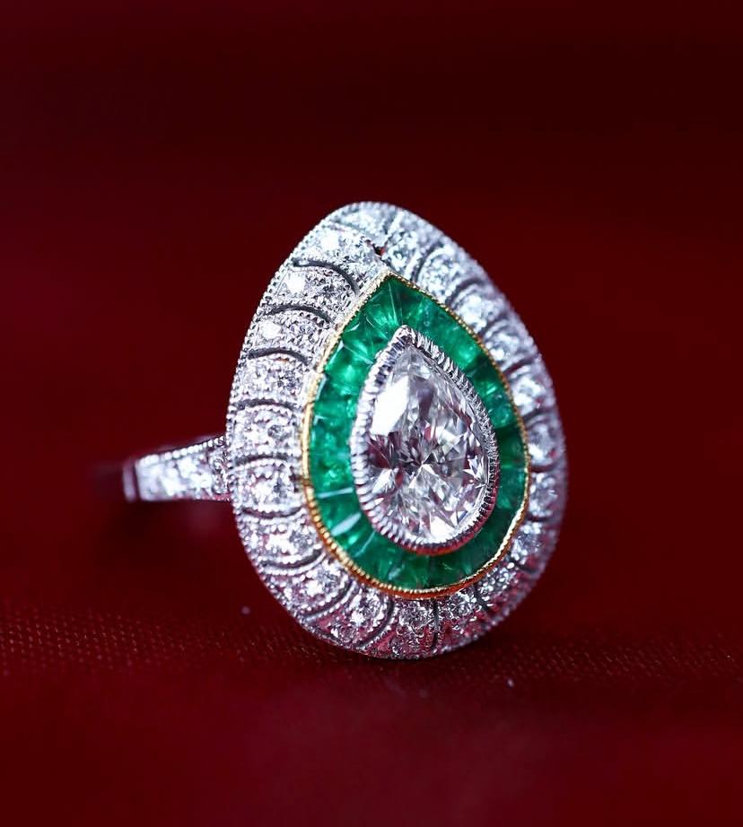 GIA Certificado 1.00 Ct Diamante Forma de Pera Esmeraldas Diamantes Anillo de Oro de 18K en venta 10