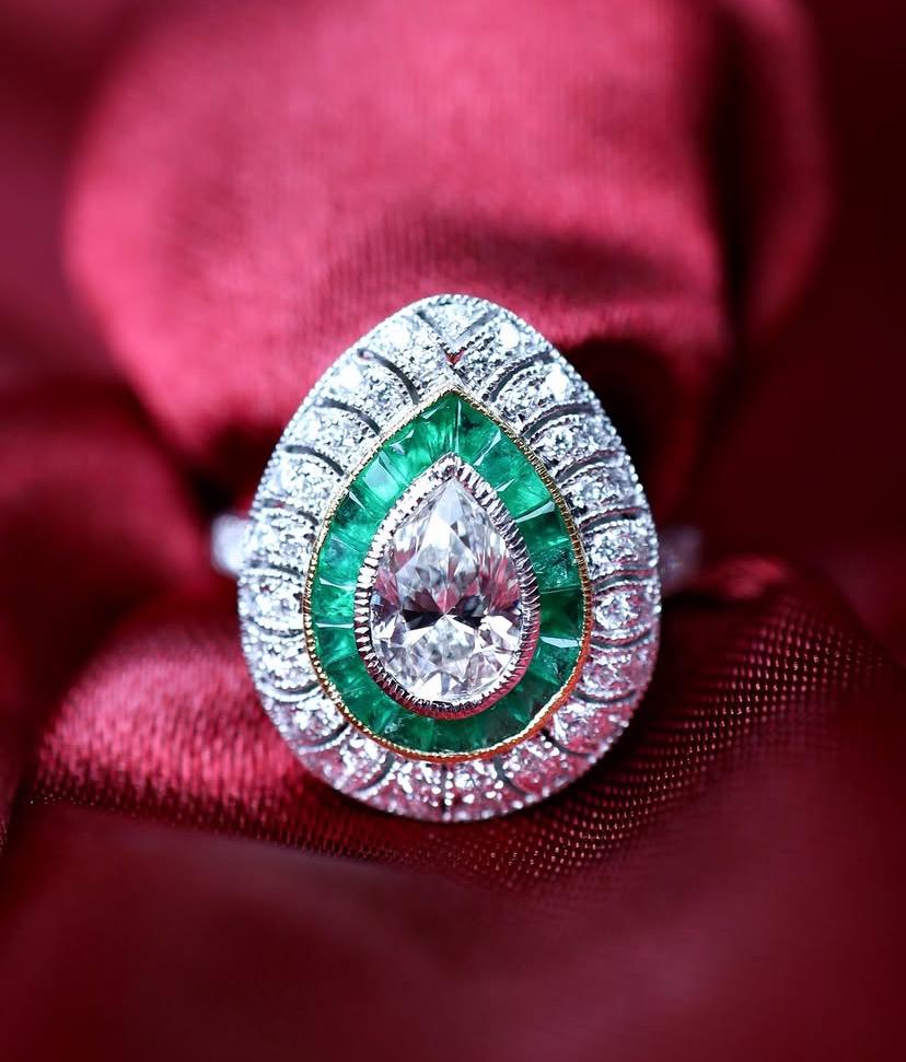 Un exclusivo anillo de cóctel de diamantes y esmeraldas de diseño contemporáneo, de estilo elegante y refinado.
Eleva tu belleza atemporal y añade un toque de sofisticación y encanto a tu look.
Impresionante anillo de oro de 18 quilates con un