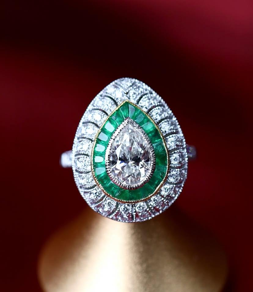 GIA Certificado 1.00 Ct Diamante Forma de Pera Esmeraldas Diamantes Anillo de Oro de 18K en venta 1