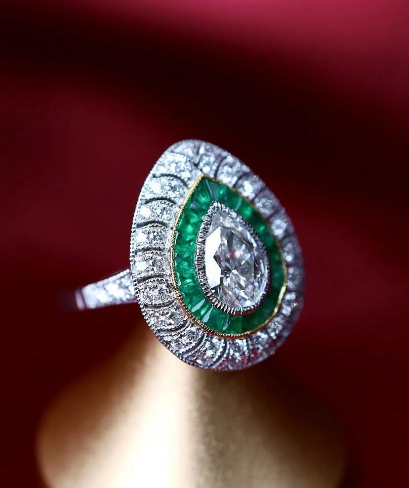 GIA Certificado 1.00 Ct Diamante Forma de Pera Esmeraldas Diamantes Anillo de Oro de 18K en venta 2
