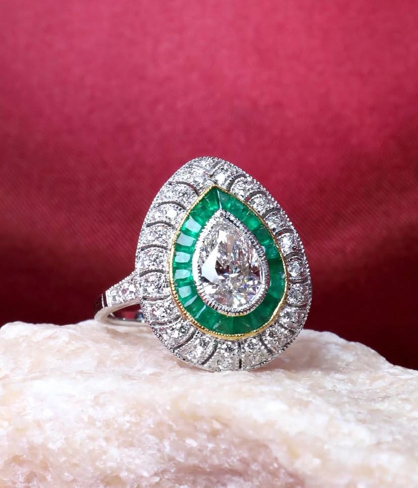 GIA Certificado 1.00 Ct Diamante Forma de Pera Esmeraldas Diamantes Anillo de Oro de 18K en venta 4