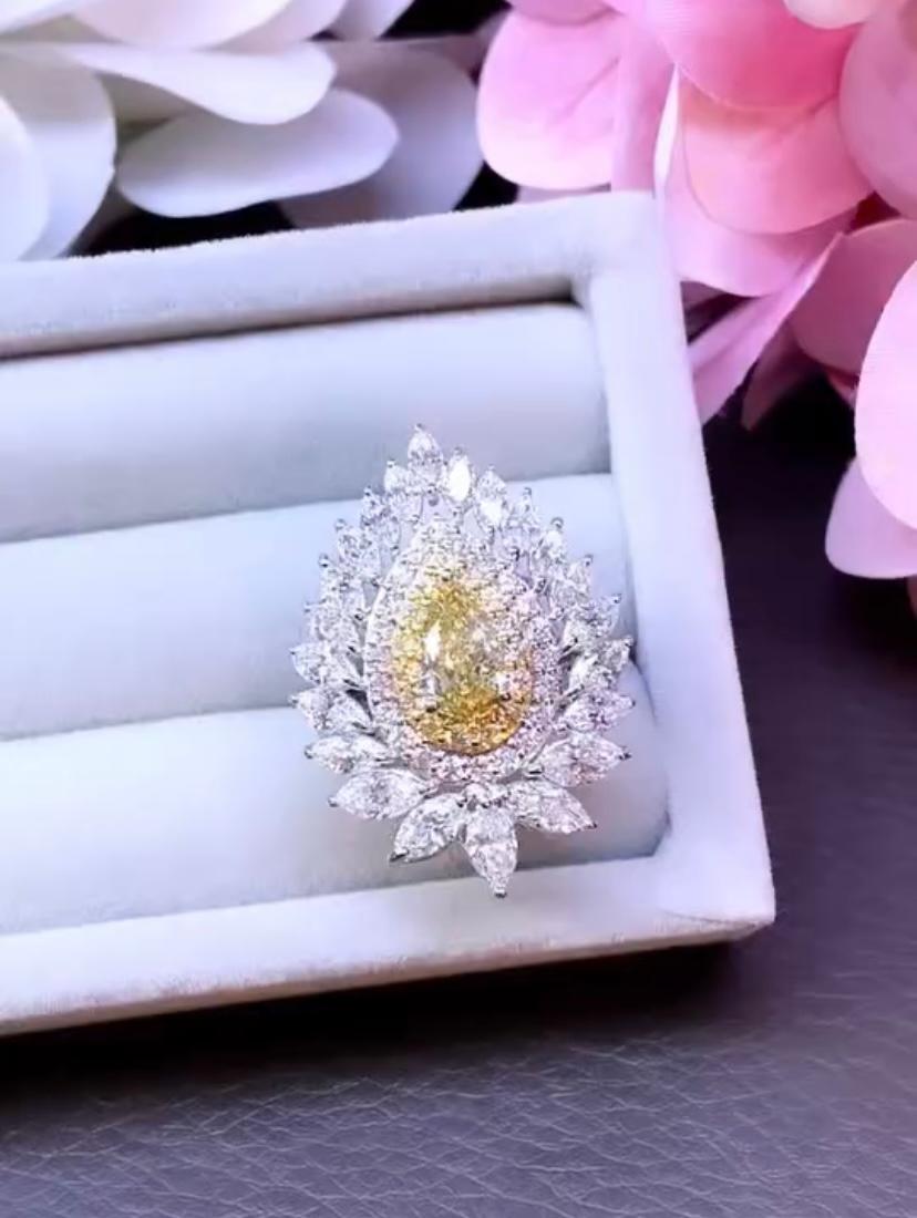 Bague solitaire exquise, diamant exotique et vibrant de couleur jaune brunâtre. Conçue avec le souci du détail. Ornez vos mains et ajoutez une touche de couleur et d'élégance à votre look.
Magnifique bague en or 18 carats sertie d'un diamant de