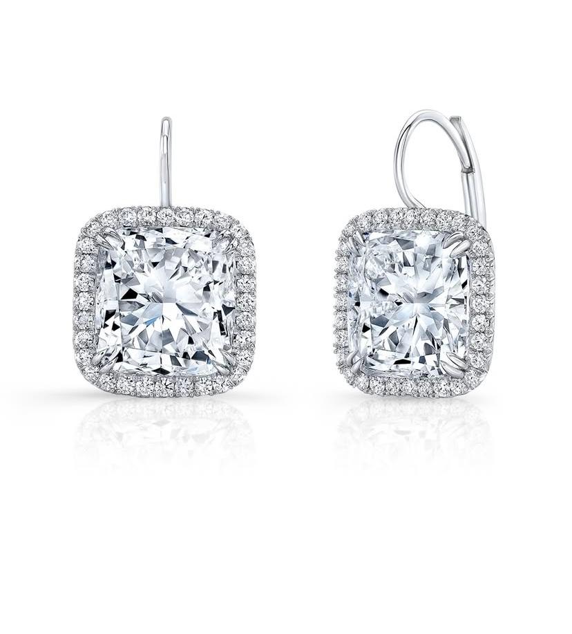 GIA Certified 10.00 Carat Cushion Shape Diamonds 18K Gold Earrings In New Condition For Sale In Massafra, IT