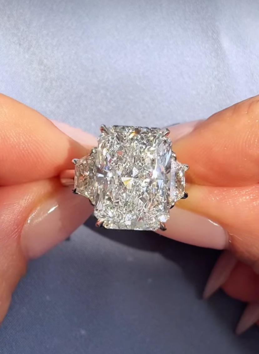 An exquisite Diamond three stone ring, so glamour and refined design, that evoke class and sophistication.
This radiant diamond's clarity and color elevate its luminosity, creating a sparkly so vivid and intense , it seems to glow from within. As
