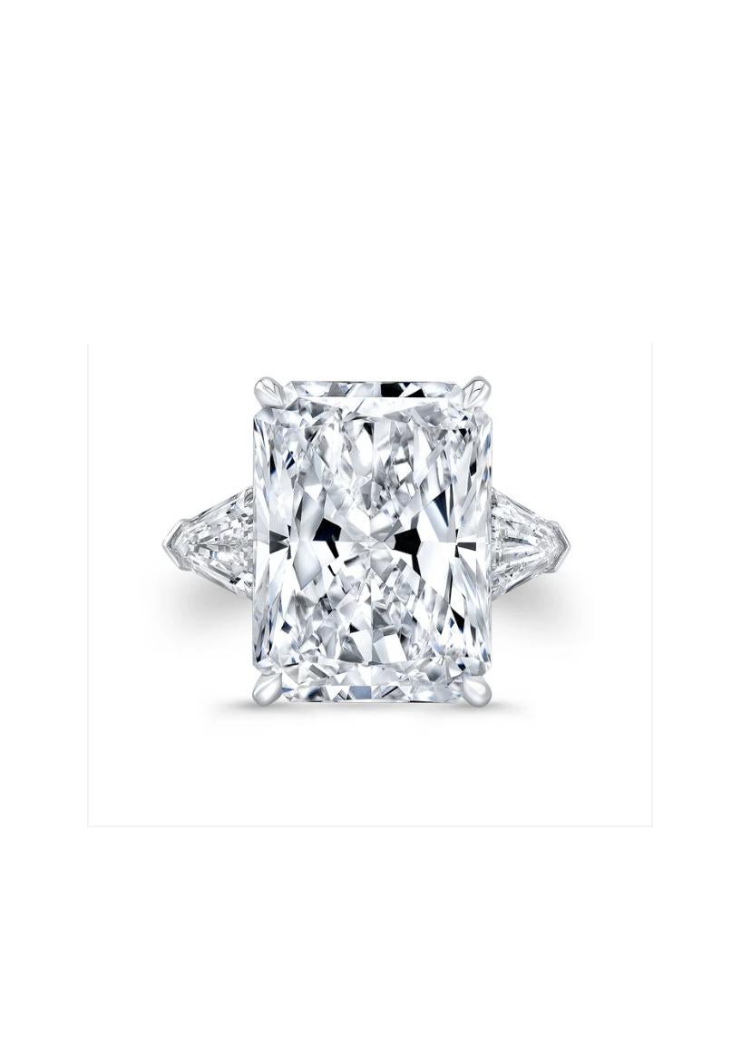 Uno squisito anello con diamante dal design contemporaneo, dallo stile elegante e raffinato.
Eleva la tua bellezza senza tempo e aggiungi un tocco di raffinatezza al tuo look.
L'anello è realizzato in oro 18 carati con un brillante carato