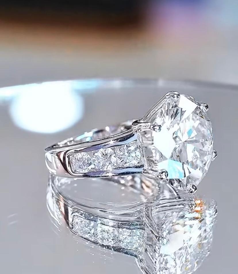 Un autre chef-d'œuvre est prêt !
Une exquise bague solitaire en diamant, dans un adorable design contemporain, d'un style si élégant et raffiné.
Élevez votre beauté intemporelle et ajoutez une touche de lumière et de sophistication sur